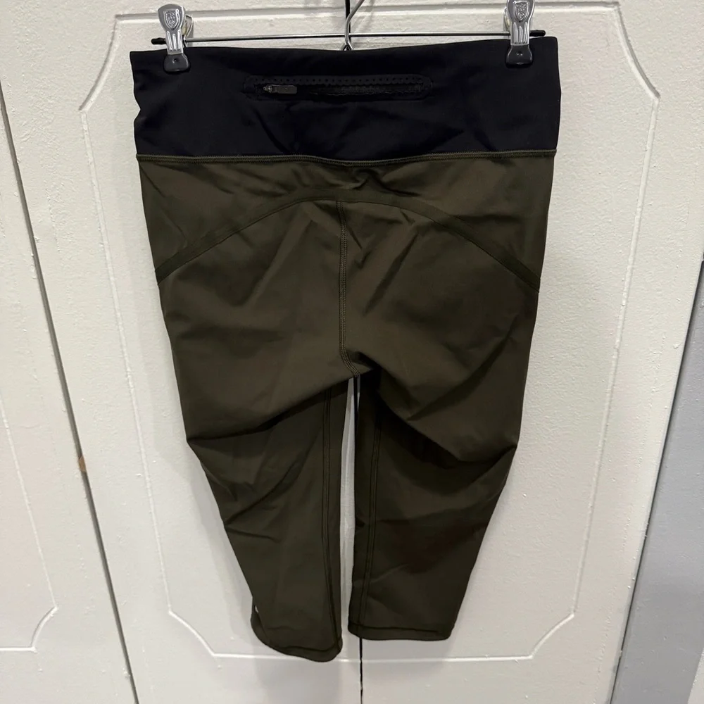 Lululemon Green and Black Smooth Stride Crop